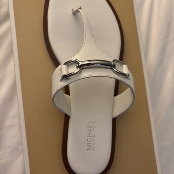 Michael Kors White Carson Flat Thong Sandal - NEW IN BOX - Picture 1 of 4